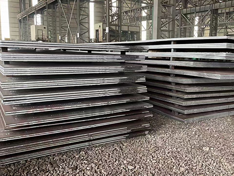 20-мм пластины из углеродистой стали на заводе