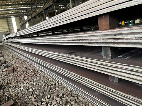 Diversi tipi di piastre in acciaio al carbonio