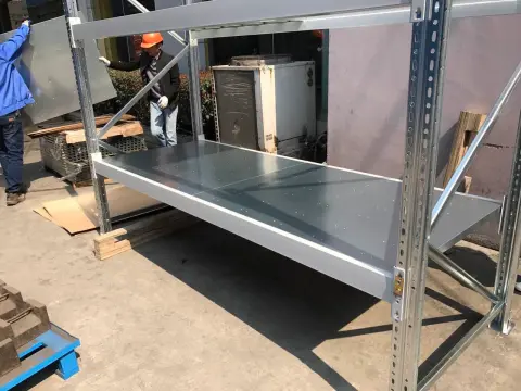 Warehouse shelf partitions