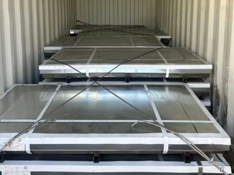 Color steel plates are loaded into containers