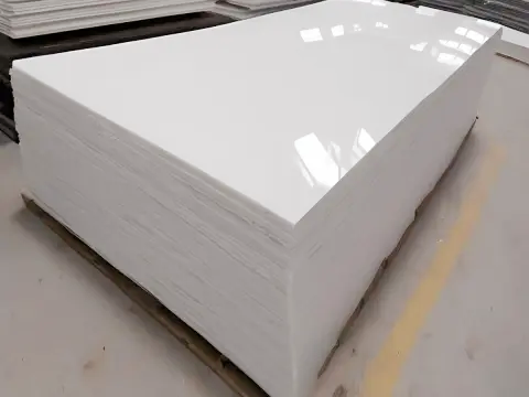 Hydrophobic and oleophobic surface