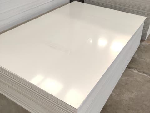 Pearlescent white oil-resistant steel sheet