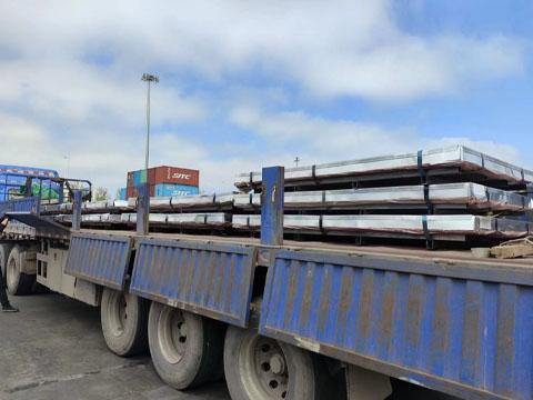 A batch of goods arrived at the port and was accurately loaded into containers.